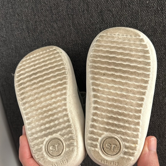 Stride Rite 360 Girls Natasha Sneaker, Silver, 4 Toddler - Picture 3 of 5